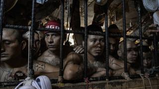 Cárceles de El Salvador: las imágenes de las hacinadas prisiones donde el distanciamiento social contra el coronavirus es imposible
