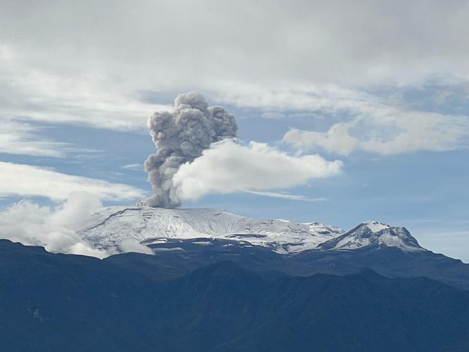 En la mañana de hoy , a las 8:06 a.m., se registró una emisión de ceniza en el volcán Nevado del Ruiz.